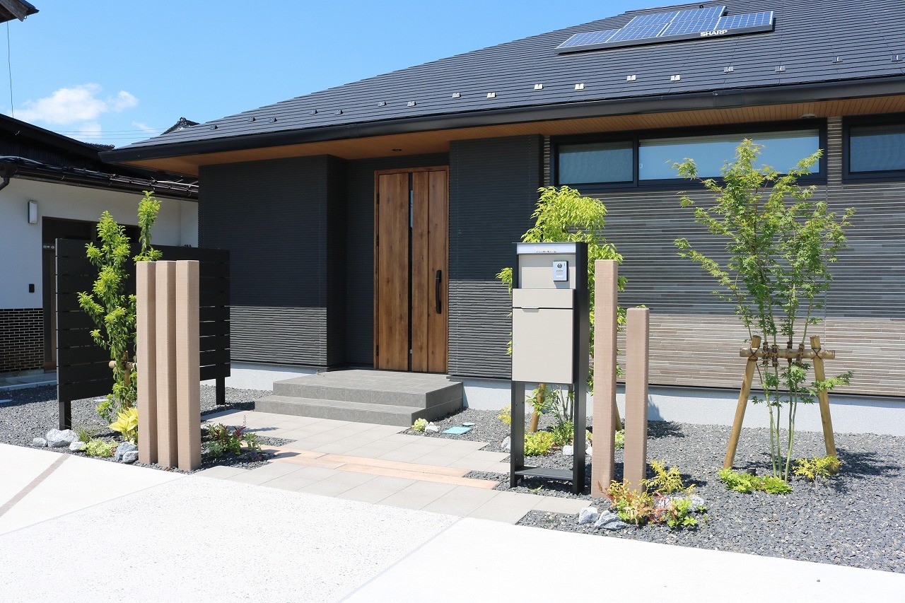 松江市の外構工事事例（インターロッキングとポストと門柱）