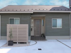 大田市 木目調フェンス付き駐輪場 外構施工事例