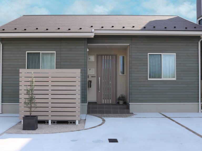 大田市 木目調フェンス付き駐輪場 外構施工事例