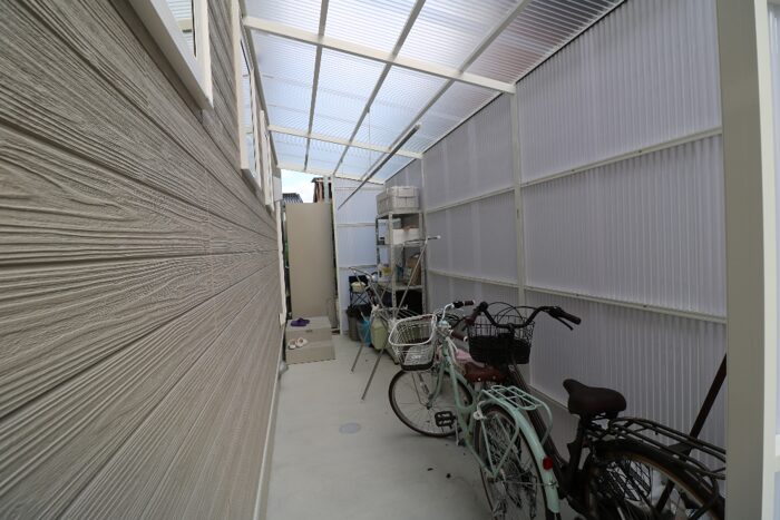 大田市 外構工事 自転車置き場と屋根設置によるエクステリア施工事例