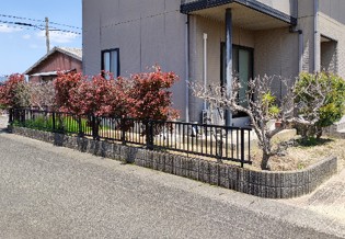 大田市で施工した木調フェンスの外構リフォーム