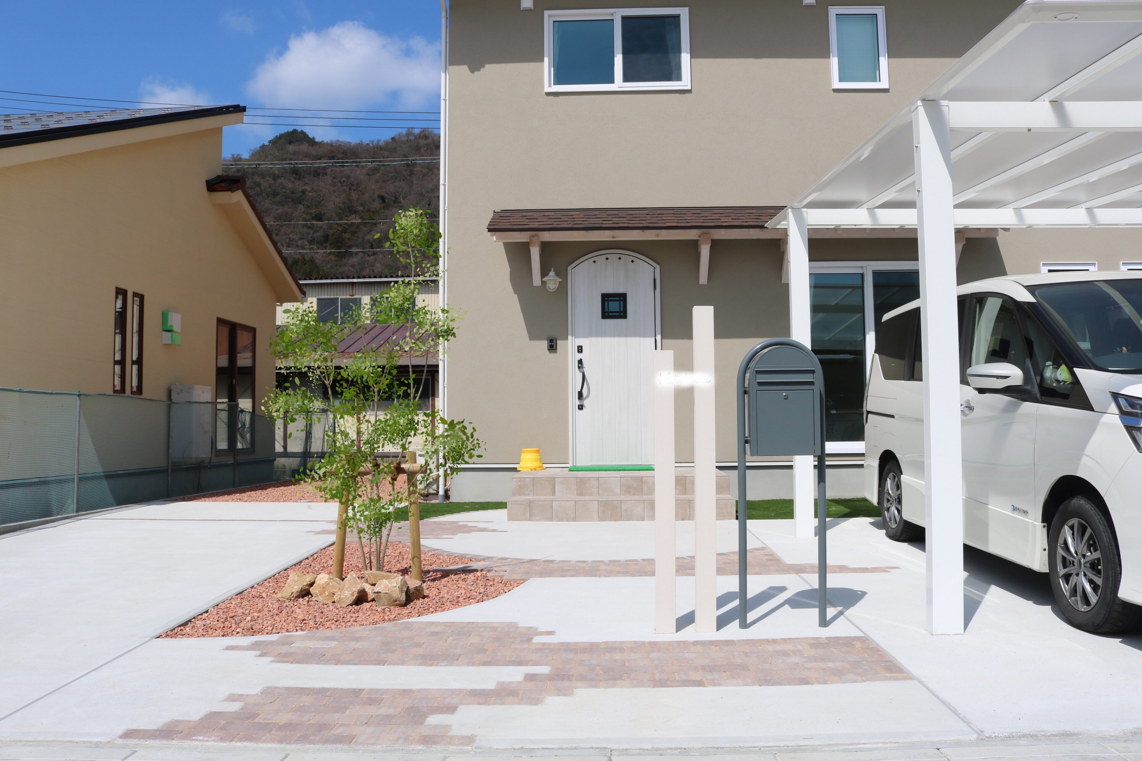 大田市 外構工事 玄関前アプローチと植栽デザイ