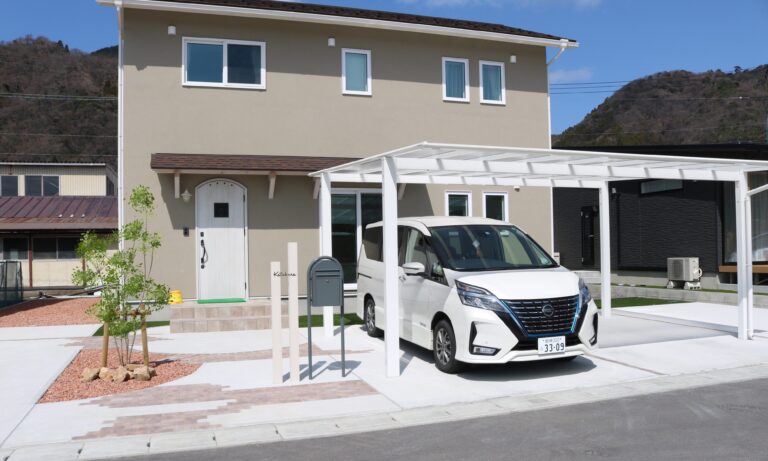 大田市 カーポート設置後の駐車場と外構施工事例