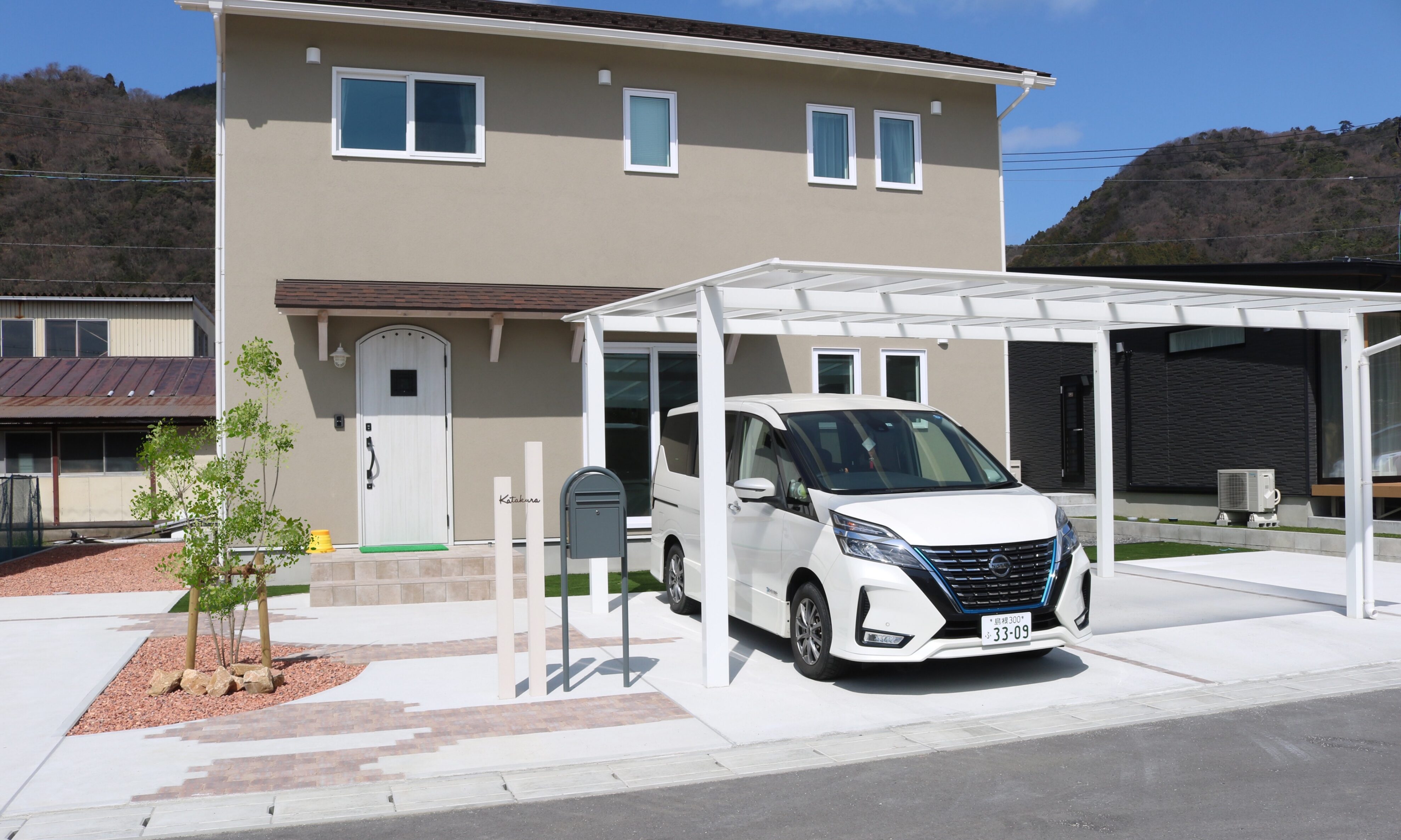 大田市 カーポート設置後の駐車場と外構施工事例