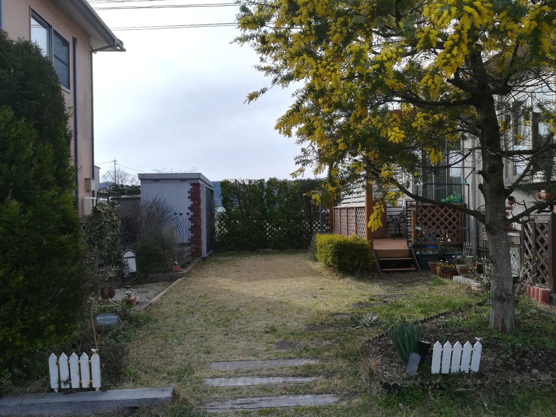 大田市の住宅で子どもが安心して遊べる人工芝の庭施工例