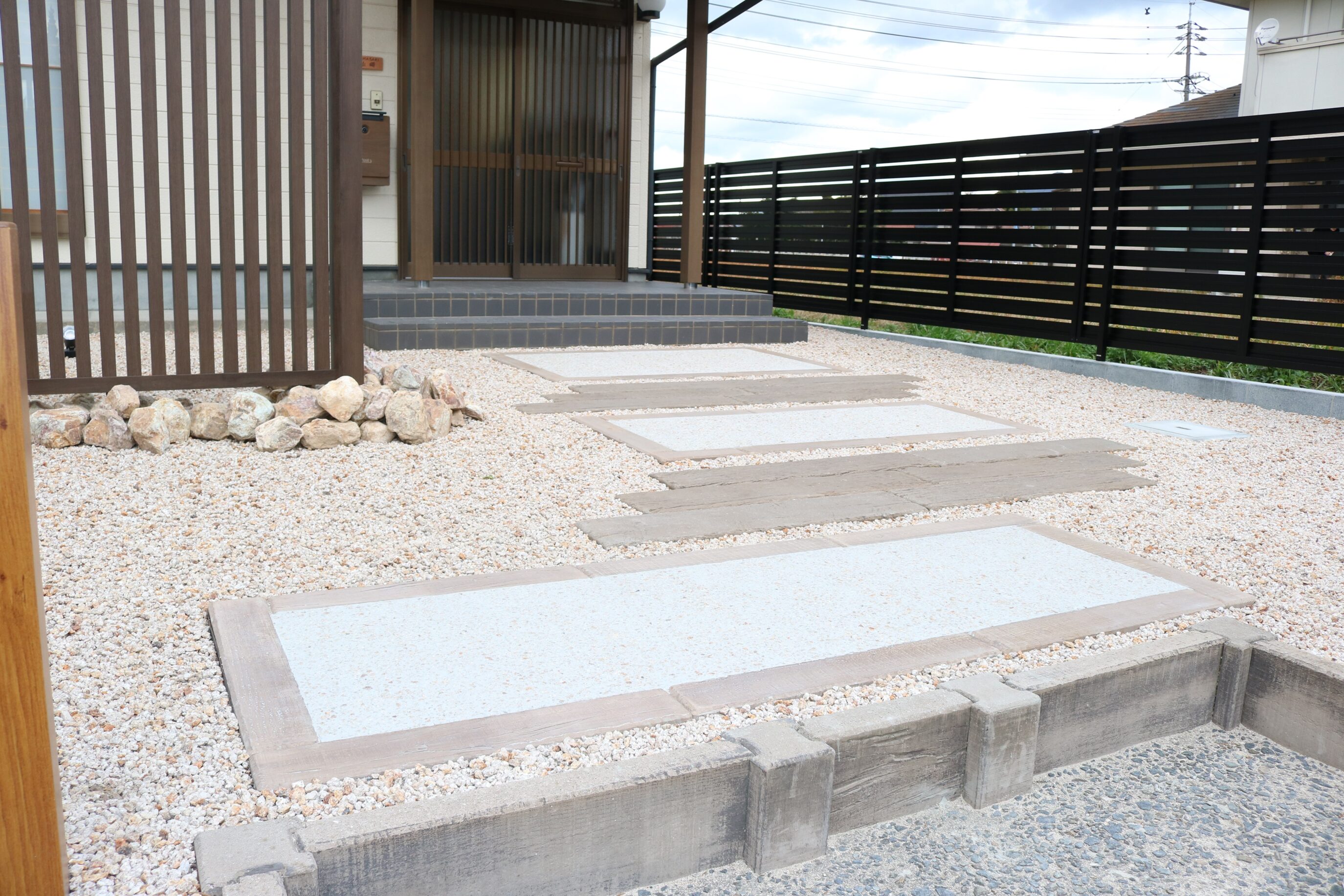 大田市 外構工事 デザイン性のある門柱とアプローチの仕上がり