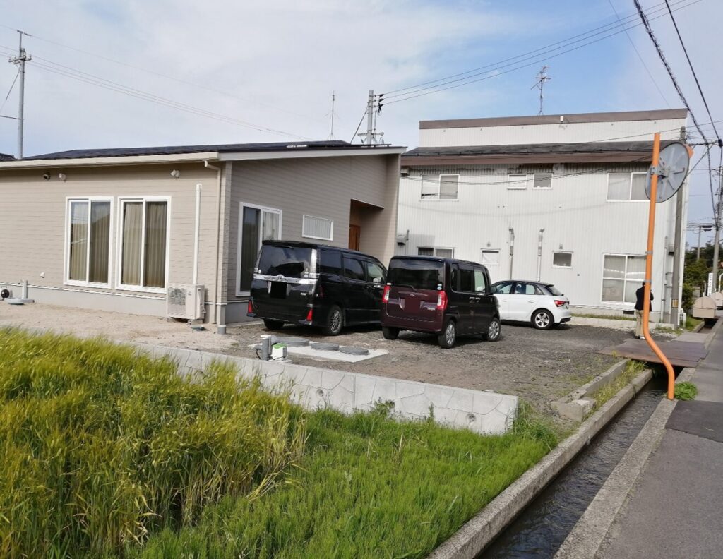 大田市 外構リフォーム 施工前の駐車場と庭の写真