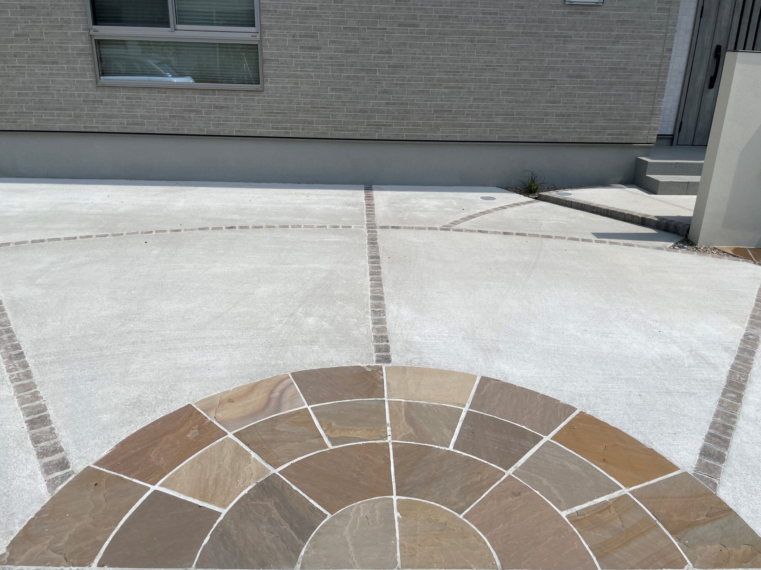 大田市 外構リフォーム 石張りアプローチと駐車場のデザイン事例