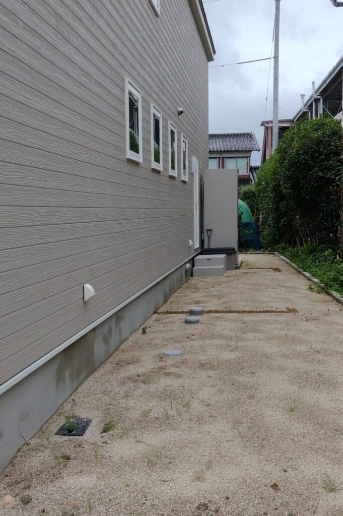 大田市 外構リフォーム 施工前の駐車場と庭の写真