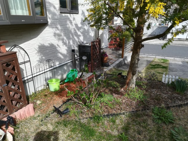 大田市の住宅で子どもが安心して遊べる人工芝の庭施工例