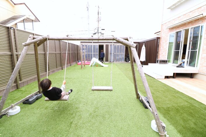 大田市 外構工事 子供が遊べる庭のブランコと人工芝スペース
