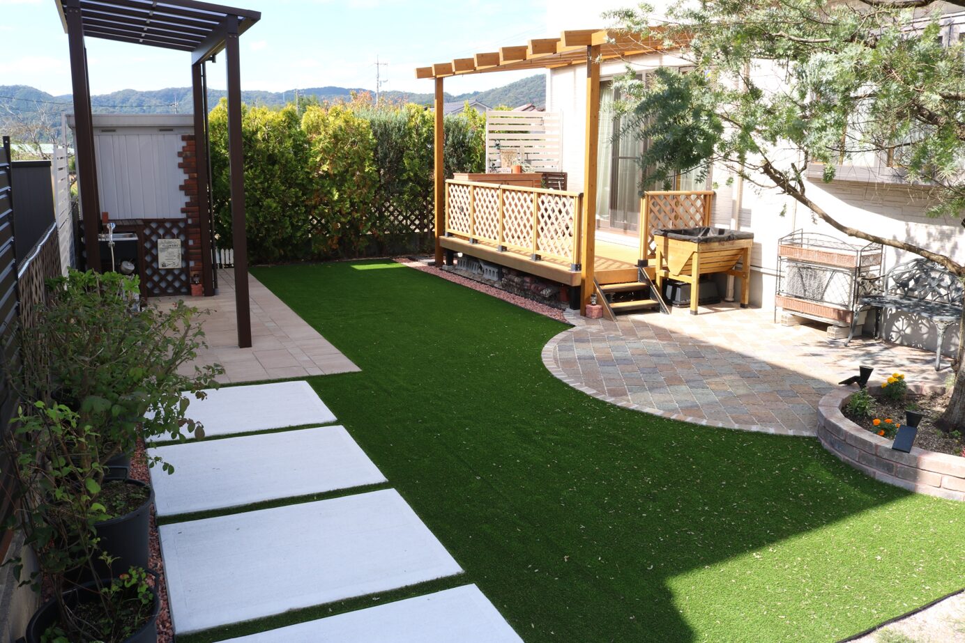 大田市の住宅で子どもが安心して遊べる人工芝の庭施工例