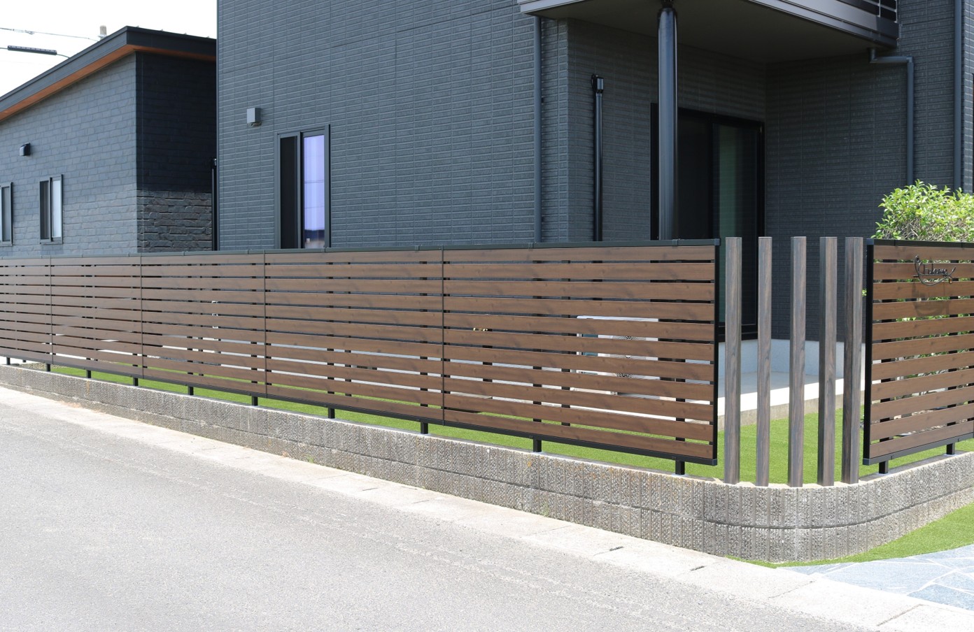 大田市で施工した木調フェンスの外構リフォーム