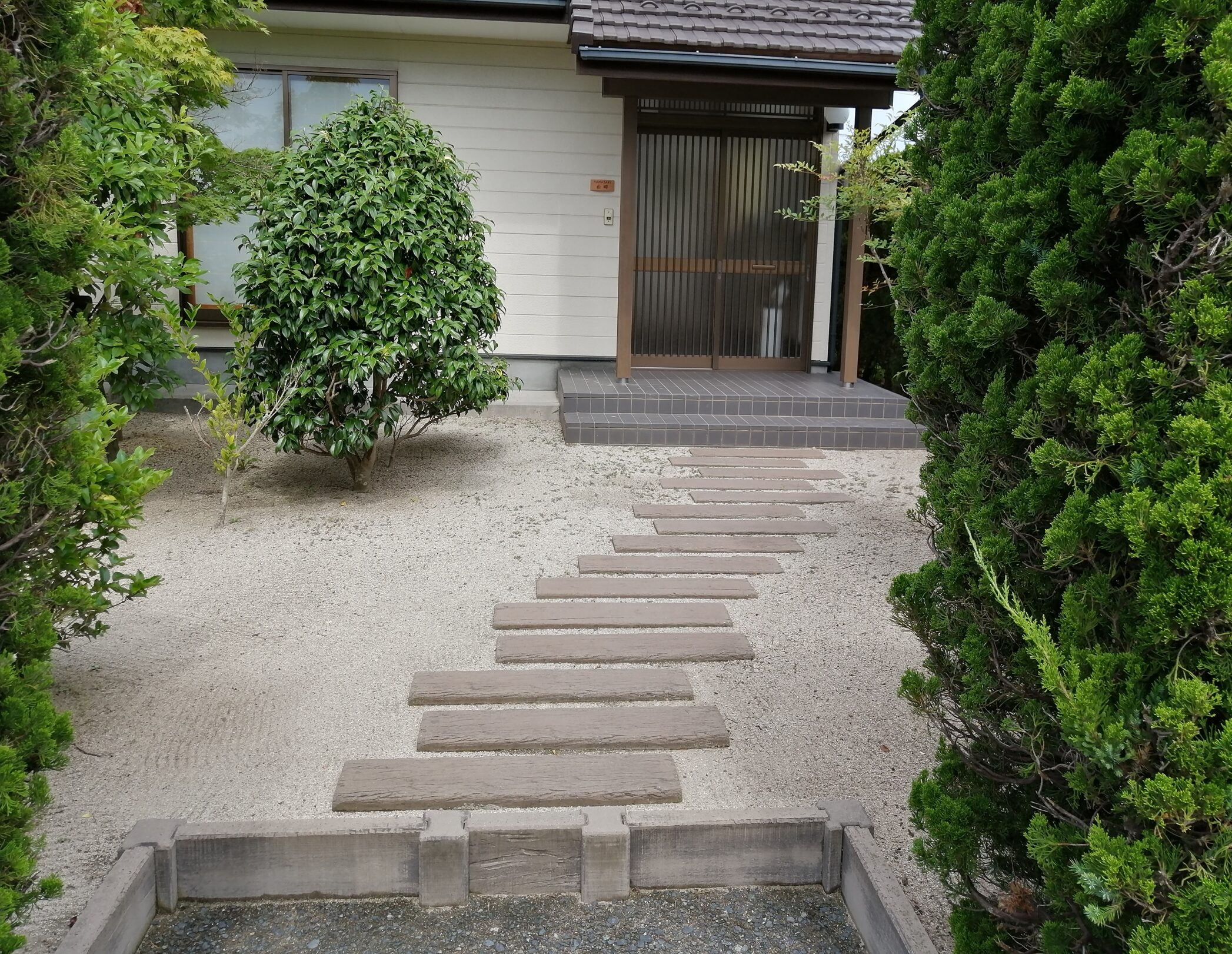 大田市 外構リフォーム 段差があり通行しにくいアプローチ