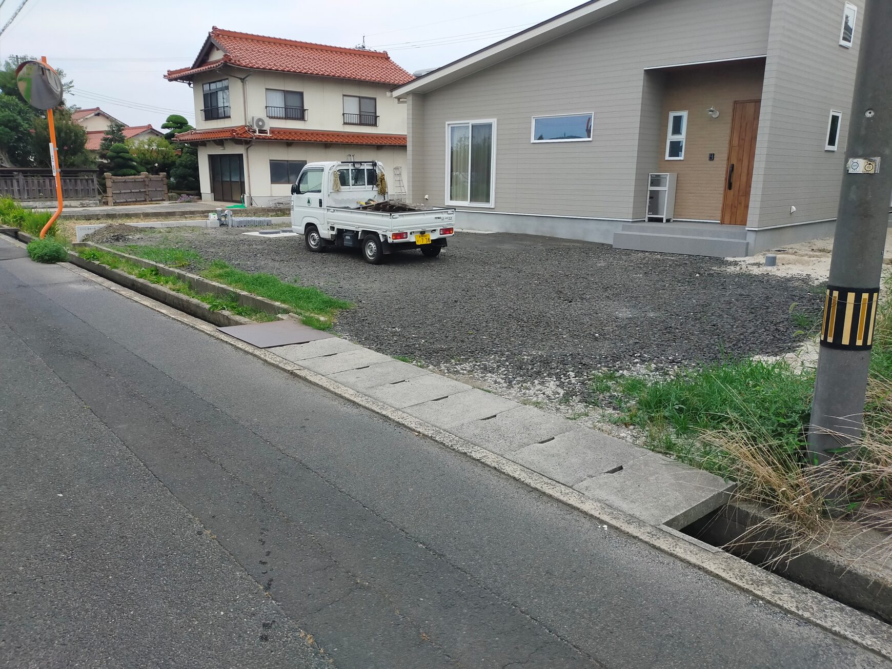 大田市 外構リフォーム 施工前の駐車場と庭の写真