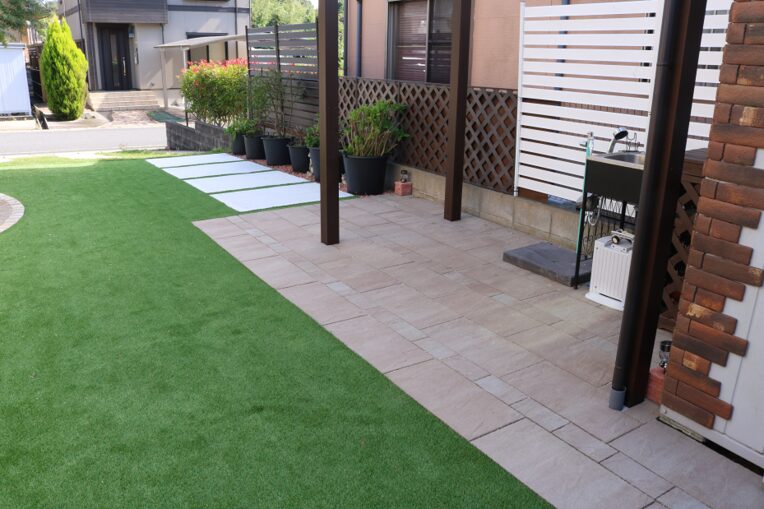 大田市の住宅で子どもが安心して遊べる人工芝の庭施工例