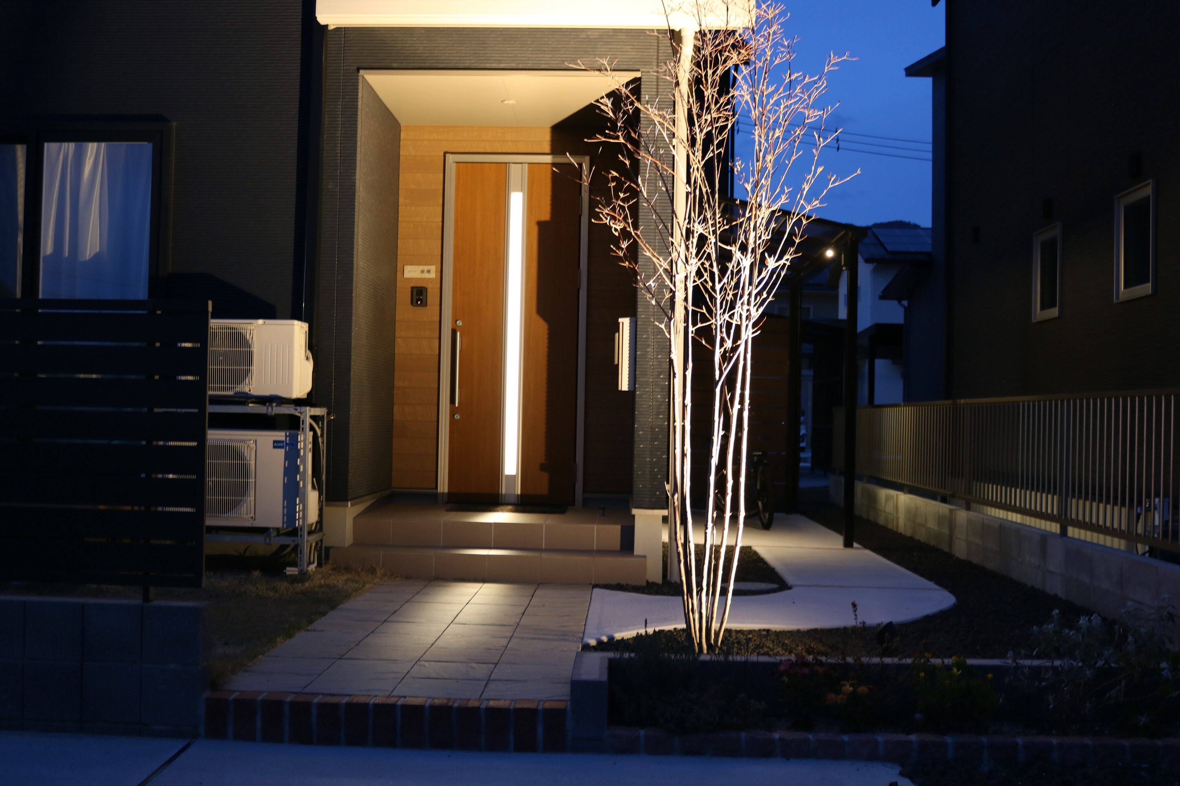 大田市 外構工事 夜間のライトアップされた門まわりとアプローチ