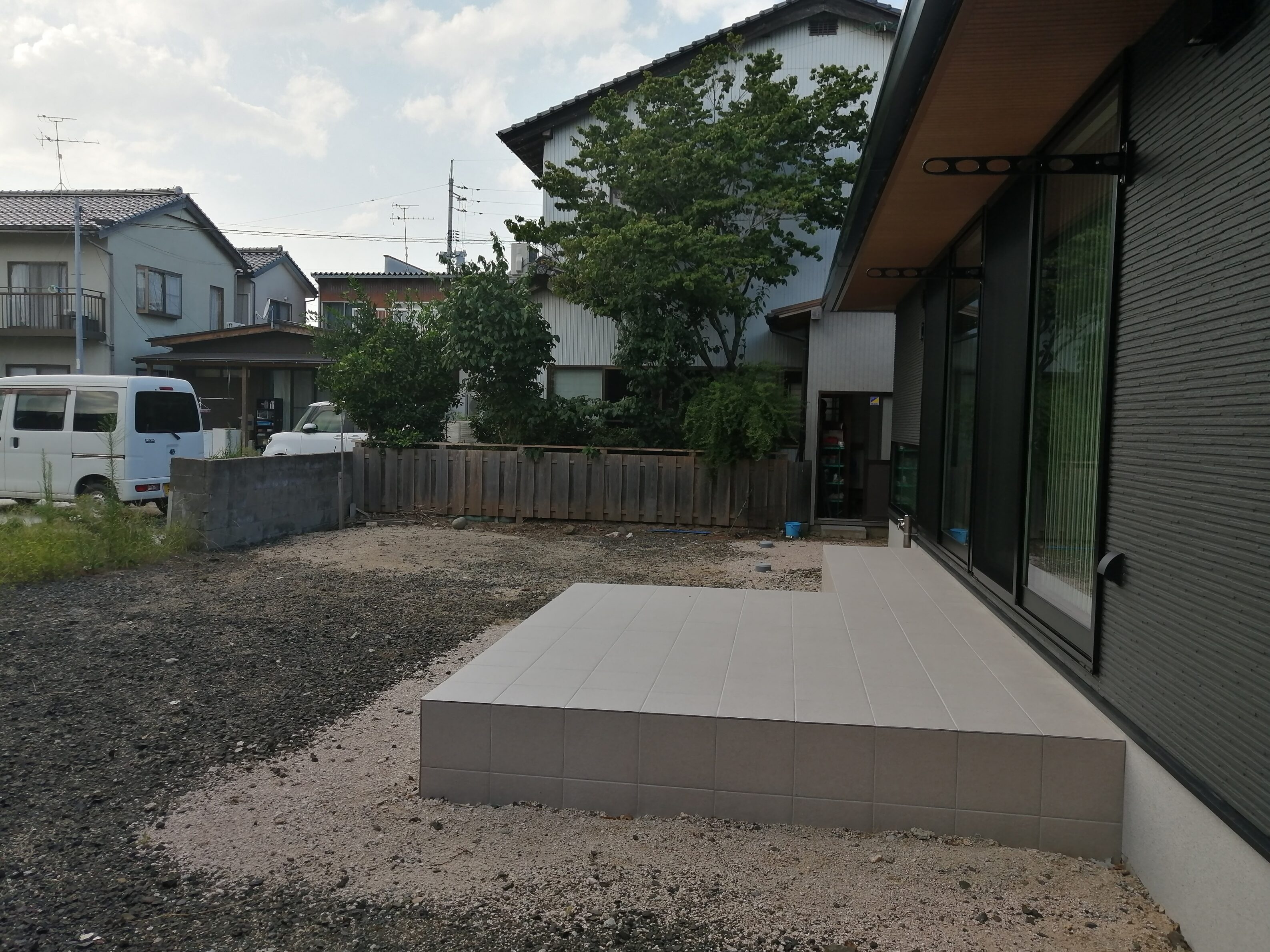 大田市 外構リフォーム 施工前の庭と駐車場の様子