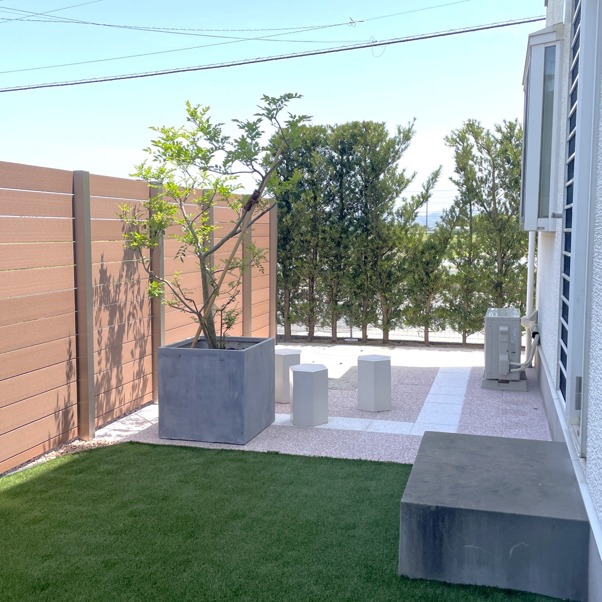 大田市 外構リフォーム 人工芝と植栽で整備された庭