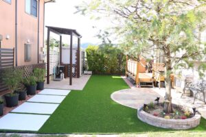 大田市の住宅で子どもが安心して遊べる人工芝の庭施工例