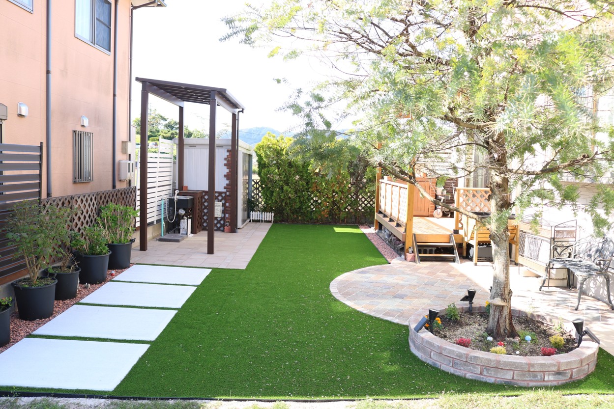 大田市の住宅で子どもが安心して遊べる人工芝の庭施工例