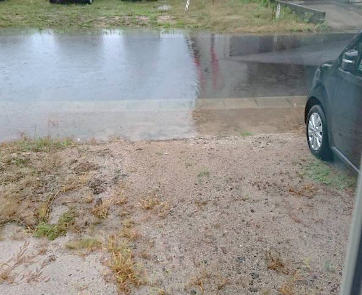 大田市 外構リフォーム 施工前の庭と駐車場の写真