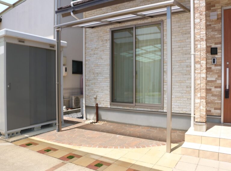 大田市 外構工事 物置とおしゃれな舗装材を組み合わせた庭