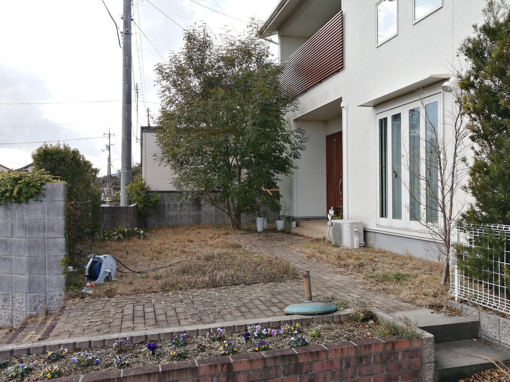 大田市 外構リフォーム 雑草が茂った庭の施工前の様子