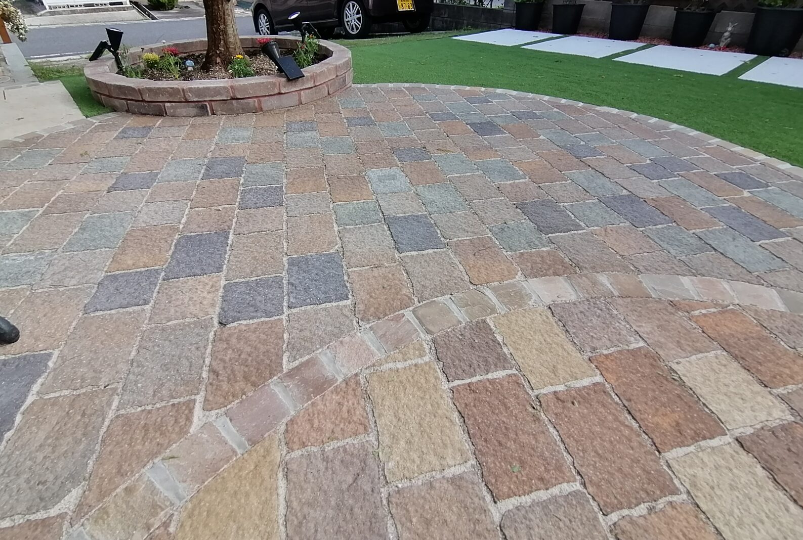 大田市の住宅で子どもが安心して遊べる人工芝の庭施工例