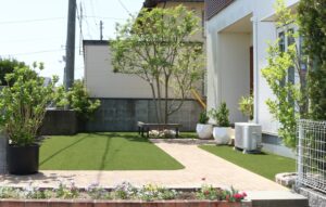 大田市 外構リフォーム 人工芝と植栽で整備された庭