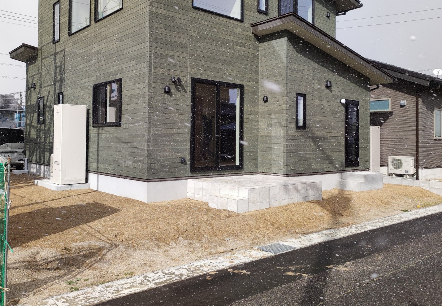 大田市で施工した完全目隠しフェンスと人工芝の庭