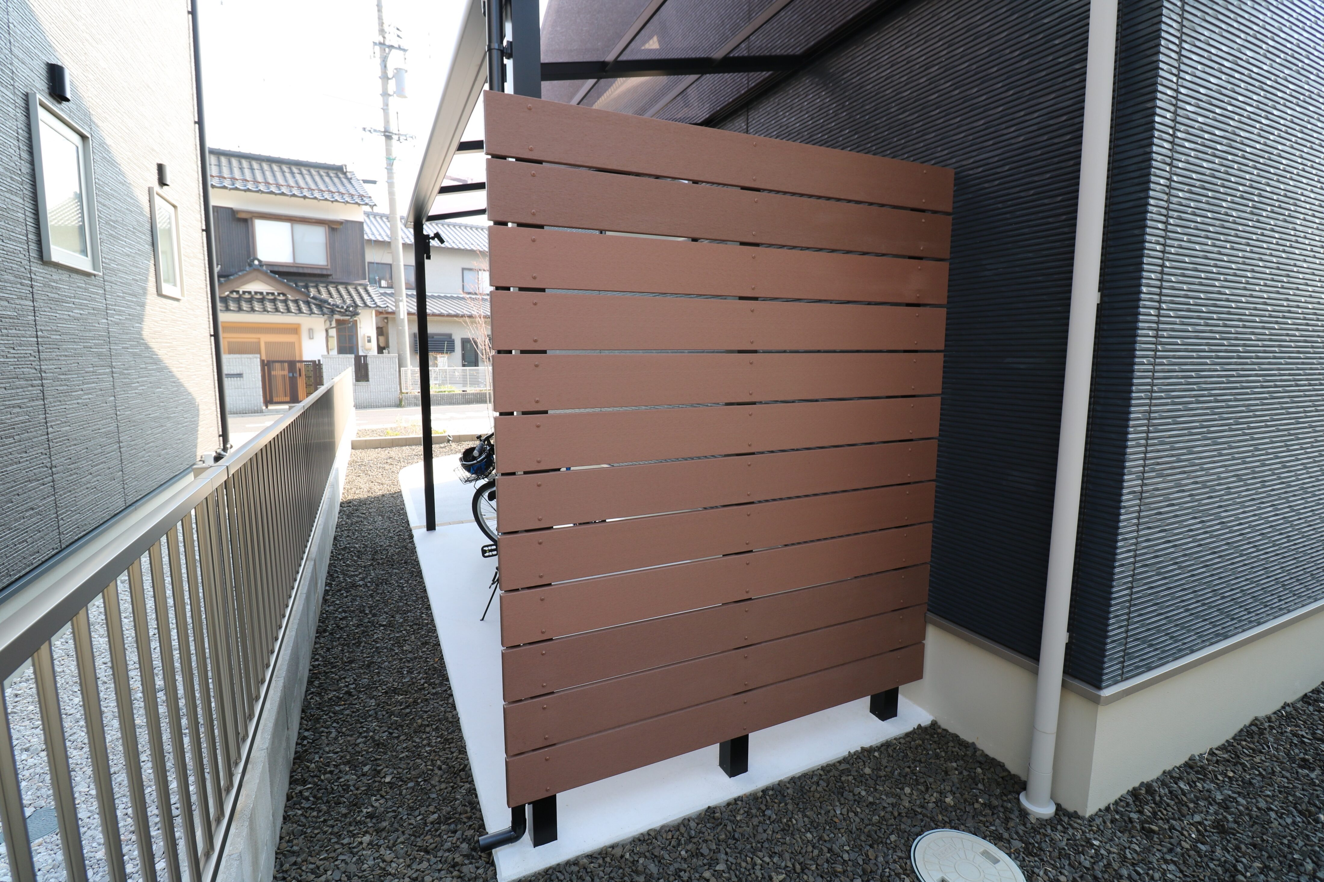 大田市 外構リフォーム 木目調フェンスで囲った自転車置き場