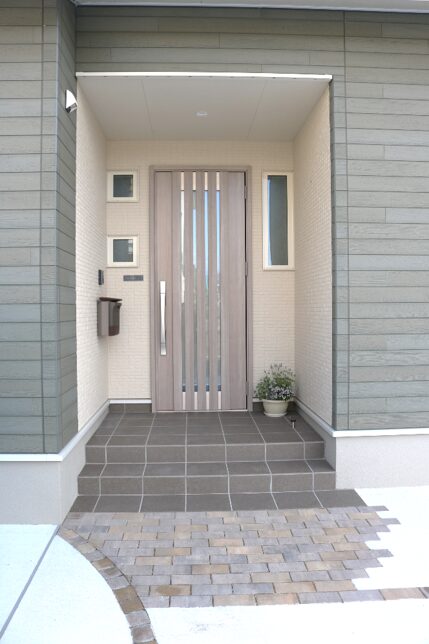 大田市 玄関アプローチ 外構リフォーム 門柱とタイルの施工写真