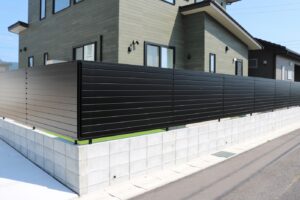 大田市で施工した完全目隠しフェンスと人工芝の庭